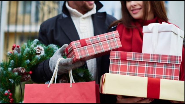 Shoppers Warned About Sunday Opening Hours on Christmas Eve