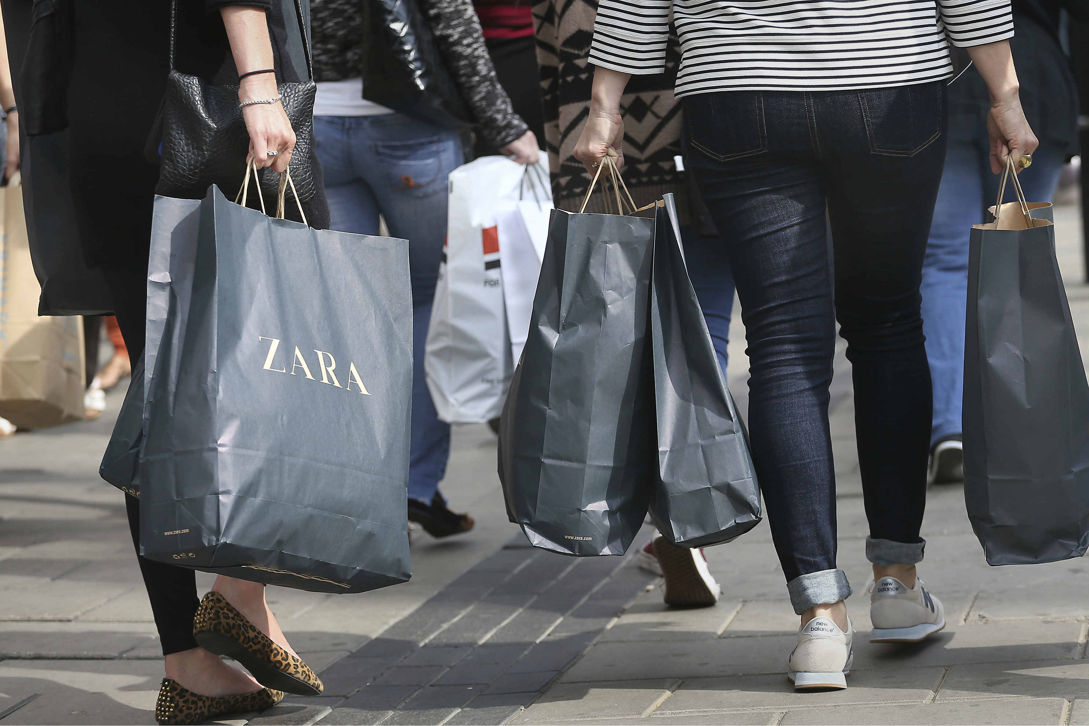 Retail sales in UK rebound in the run-up to Christmas